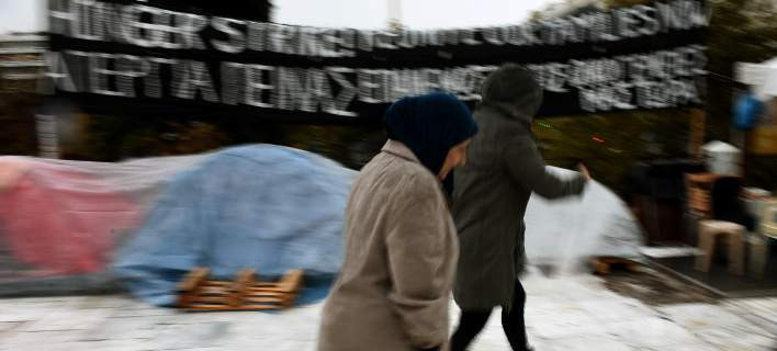 «Καθάρισε» το Σύνταγμα από τους πρόσφυγες που είχαν κατασκηνώσει